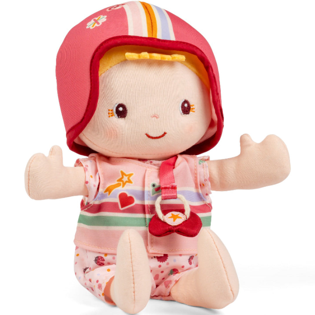 Lilliputiens lappenpop Lena zit gekleed in een roze gestreept shirtje en broekje met roze helm.