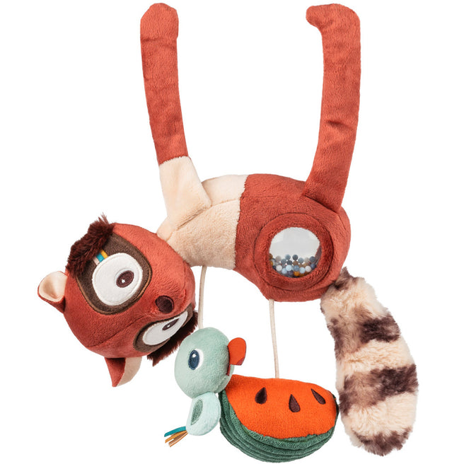 Lilliputiens activiteitenhanger Elvis de maki, een rood pluche babyspeeltje met rammelaar en spiegel, hangend.