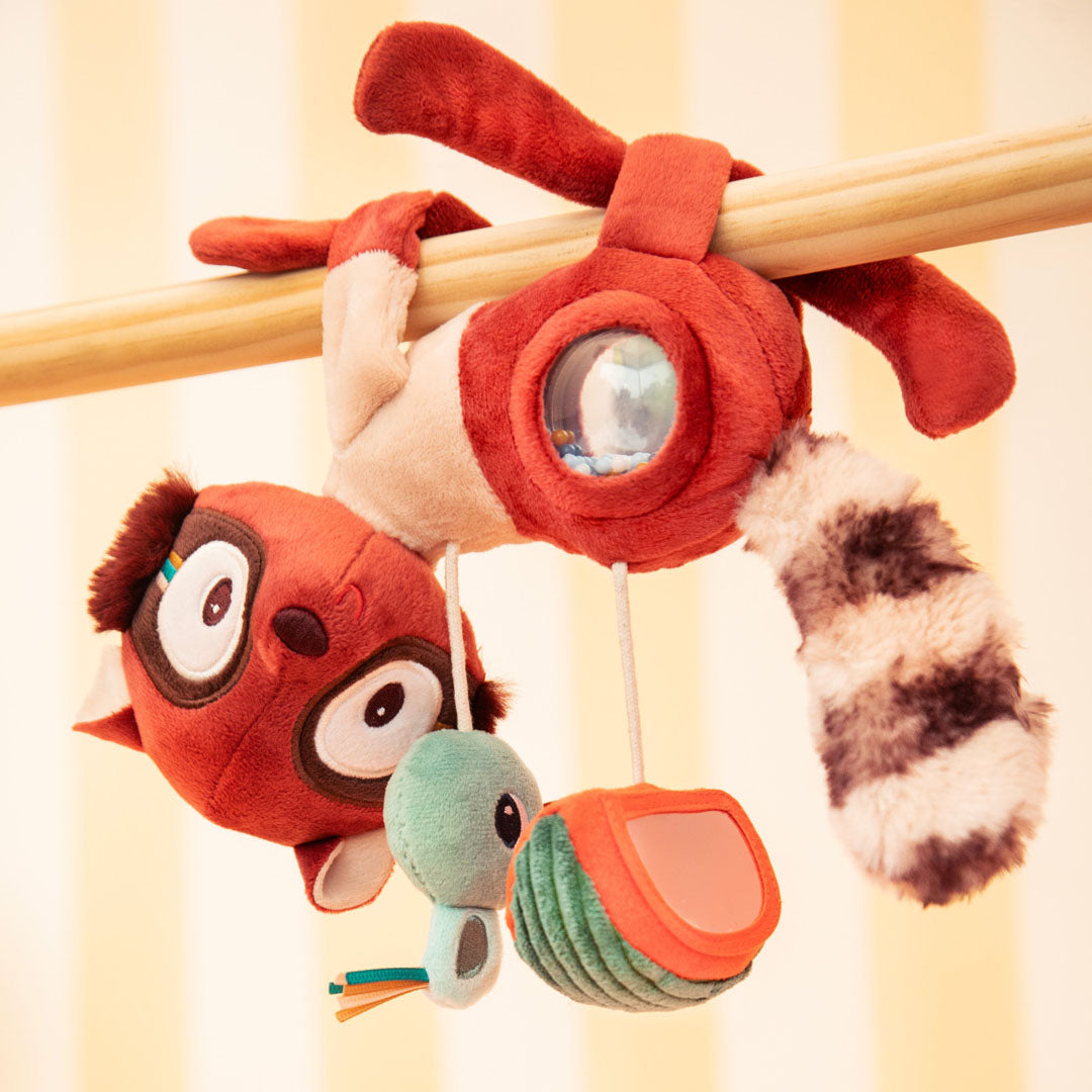 De Lilliputiens activiteitenhanger Elvis de maki hangt aan een houten staaf.