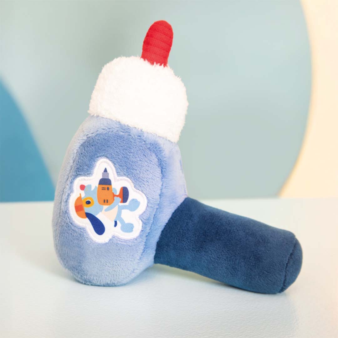 Zijaanzicht van de Lilliputiens babyspeelgoed rammelaar in de vorm van een blauwe boor.