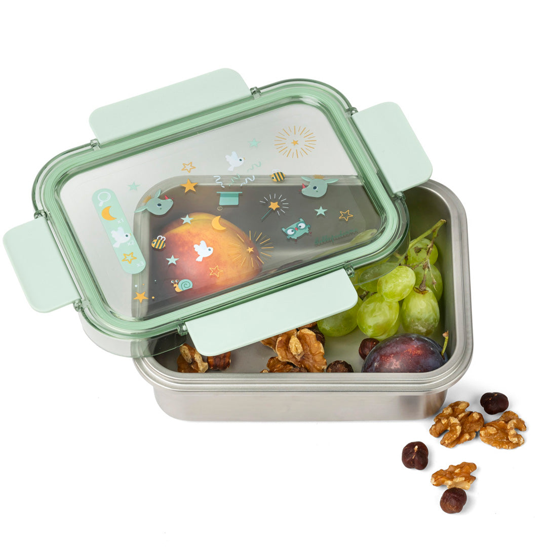 Open Lilliputiens roestvrijstalen lunchcontainer gevuld met fruit en noten, met de groene deksel met dieren- en sterrenpatroon ernaast.