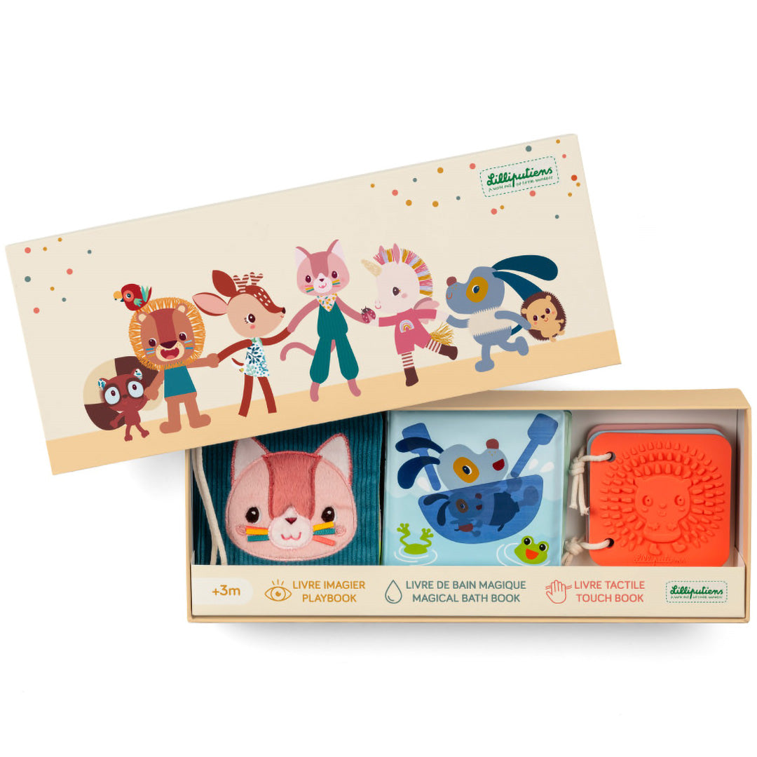 Lilliputiens geschenkdoos met drie sensorische babyboekjes: een stoffen kattenboekje, een blauw badboekje en een oranje tactiel boekje.