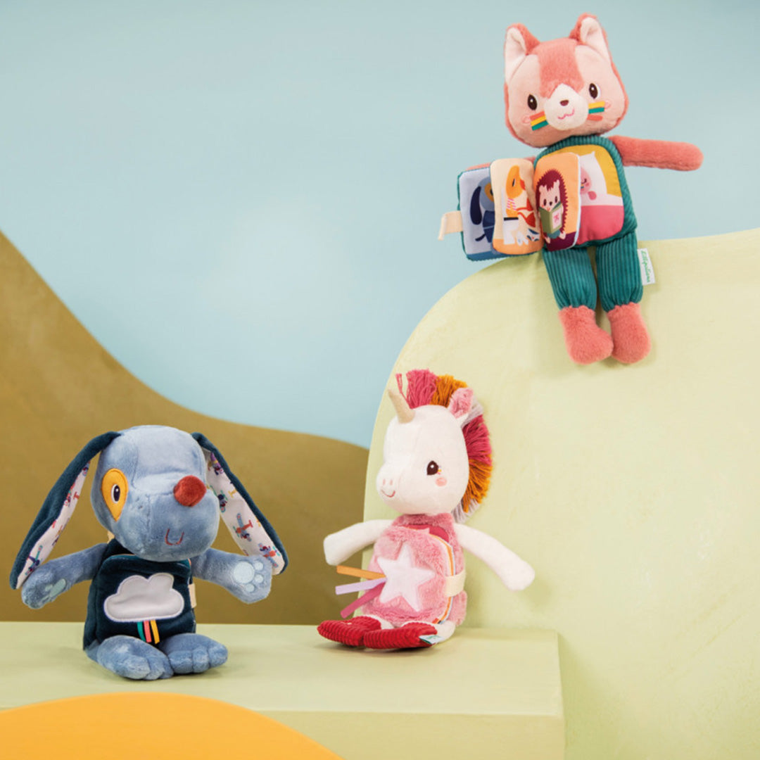 Een collectie pluchen speelgoed met de Lilliputiens vertelknuffel Jeanne, een blauwe hond en een witte eenhoorn.