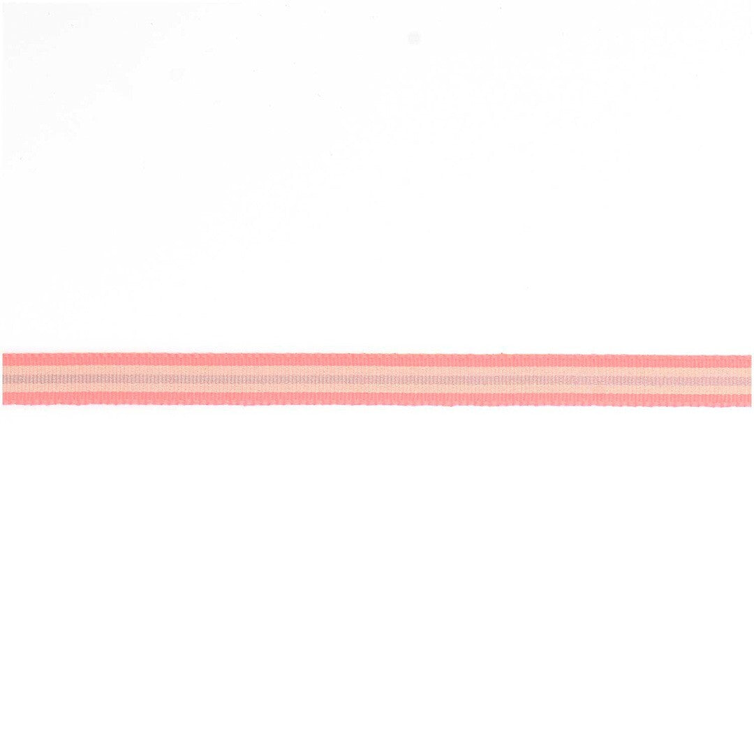 Detail van een roze geweven lint met lichte strepen.