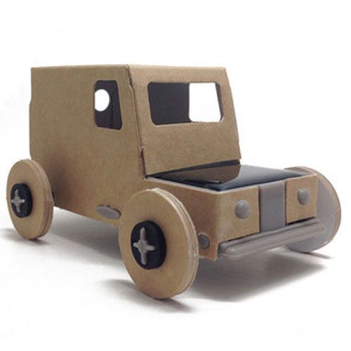 Litogami bouwpakket auto, een beige kartonnen speelgoedauto met zwarte wielen en een grijze bumper.