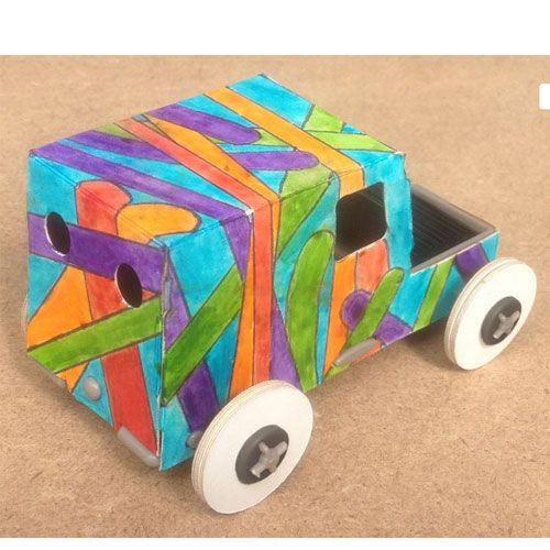 Een gedecoreerde Litogami bouwpakket auto, beschilderd met kleurrijke abstracte patronen.