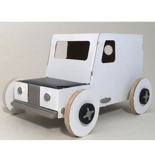 Een witte Litogami bouwpakket auto, een kartonnen speelgoedauto met zwarte wielen en een grijze bumper.