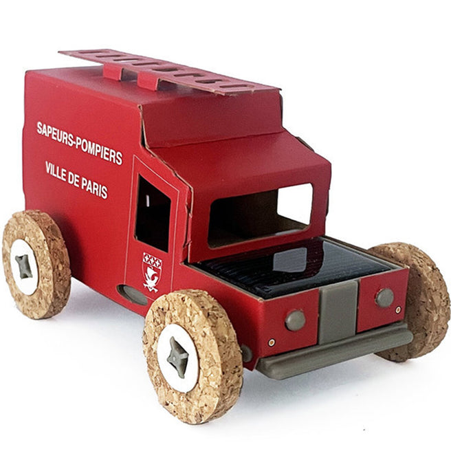 Litogami brandweerauto modelbouwpakket van rood karton met kurken wielen en zonnepaneel, schuin van voren gezien.