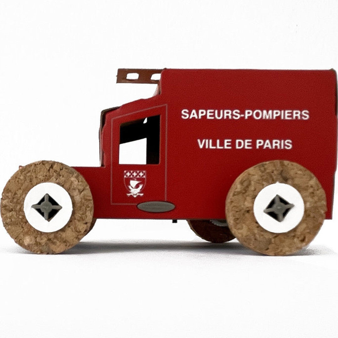 Litogami brandweerauto modelbouwpakket van rood karton met kurken wielen, van de zijkant gezien.
