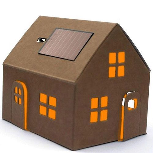litogami bouwpakketje huisje met zonnepaneel, met oranje gloeiende ramen en deuren.