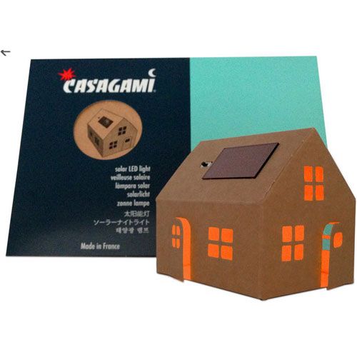CASAGAMI bouwpakketje huisje met zonnepaneel naast de verpakking.