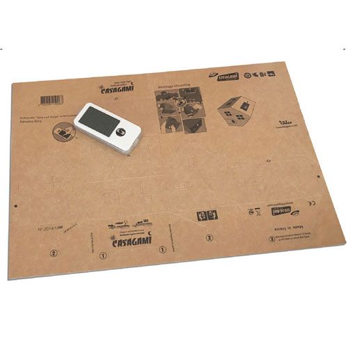 De bouwplaat van het CASAGAMI bouwpakketje huisje met zonnepaneel en instructies.