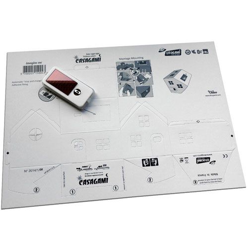 Litogami bouwpakket voor kinderen, een uitgevouwen papieren huisje met een los zonnepaneel en instructies.