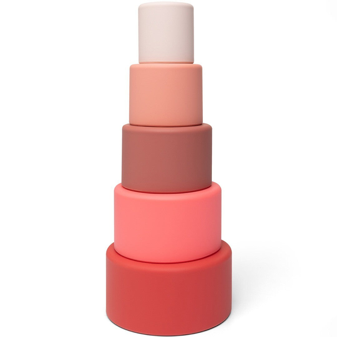 little l babyspeelgoed stapelkommen in rood-roze tinten, opgestapeld van groot naar klein.
