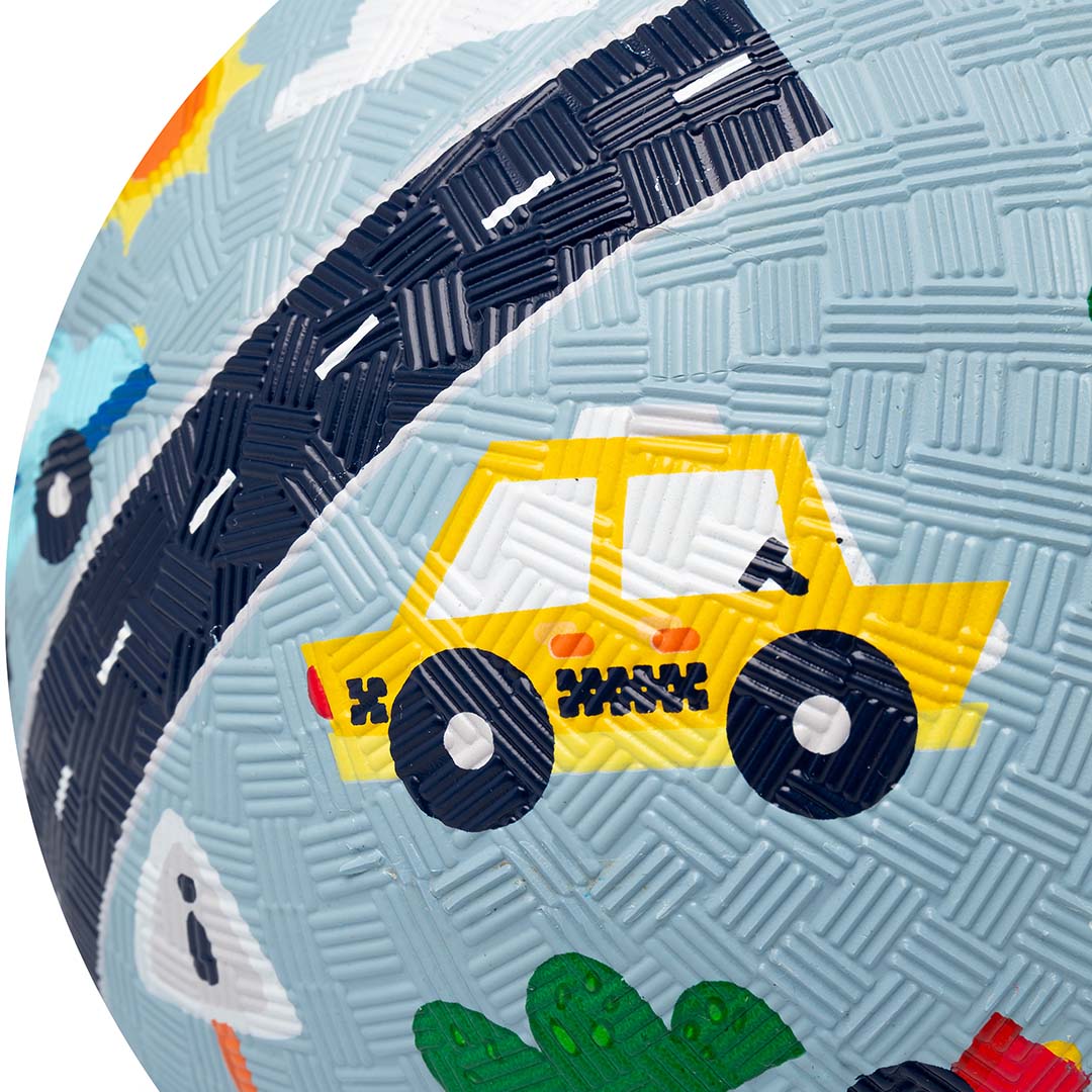 Detail van de blauwe speelbal met een gele taxi op een weg.