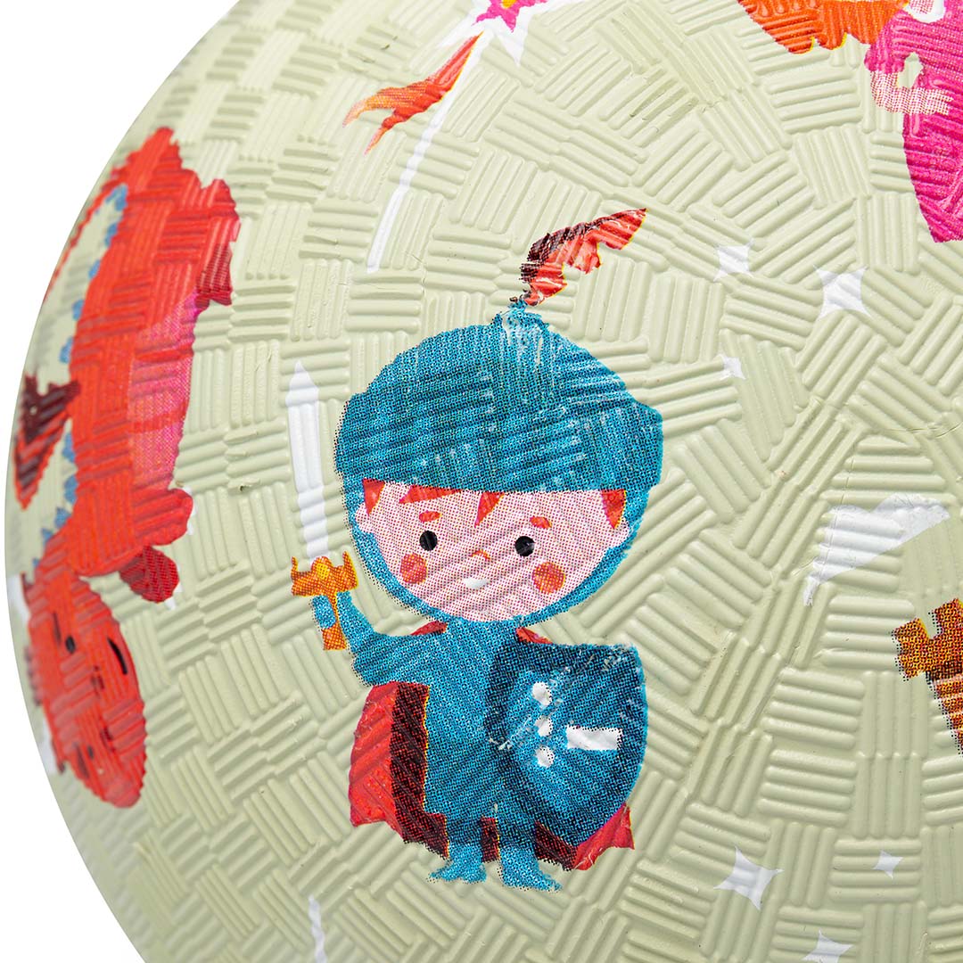Detail van de little l speelbal met een ridder, zwaard en draak.