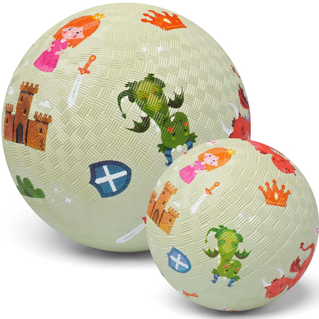 Twee little l speelballen met draken- en prinsessenpatroon, de een groter dan de ander.