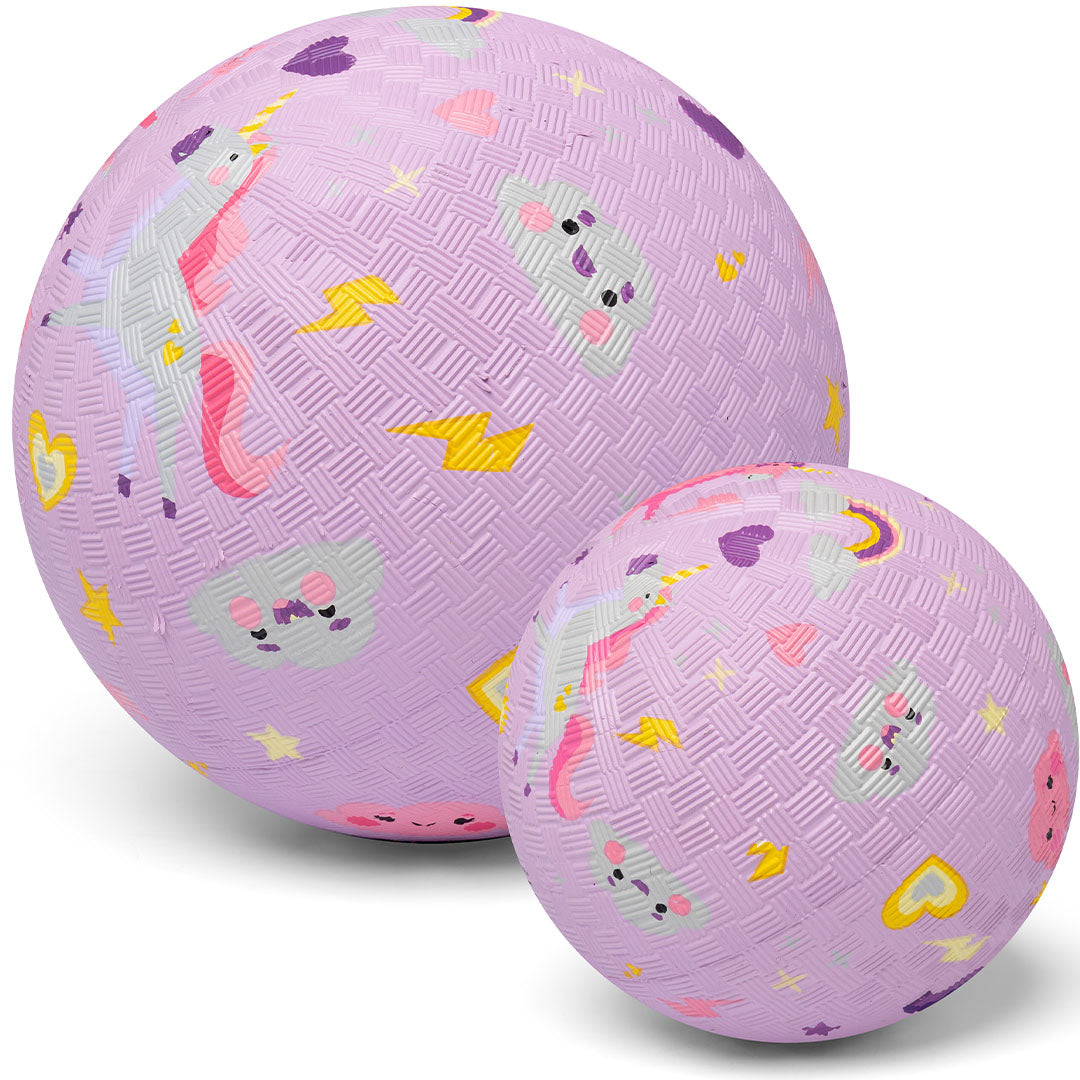 Twee little l paarse rubberen speelballen met eenhoornpatroon, van verschillende formaten.