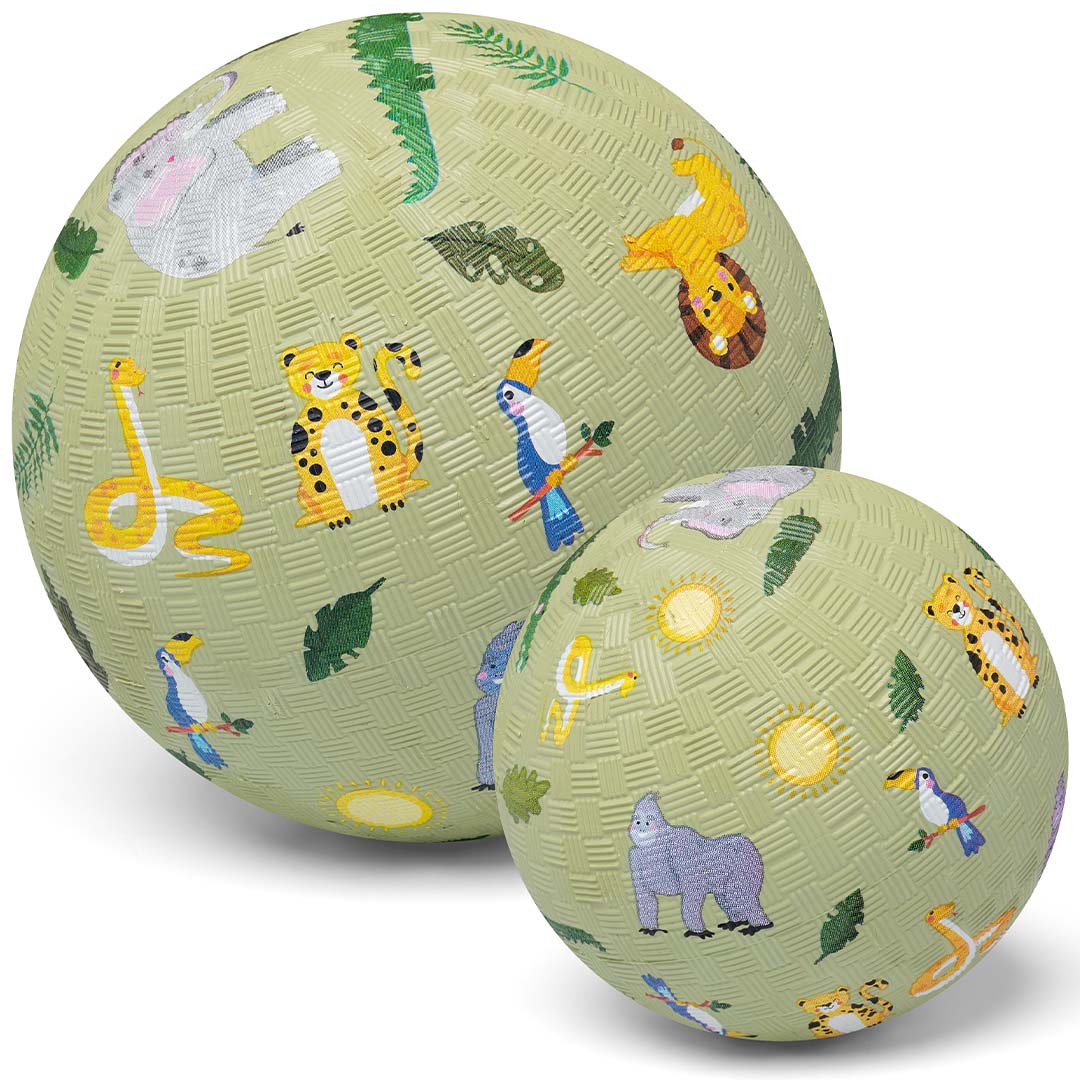 Twee little l groene rubberen speelballen van verschillende formaten met jungle dierenpatroon.