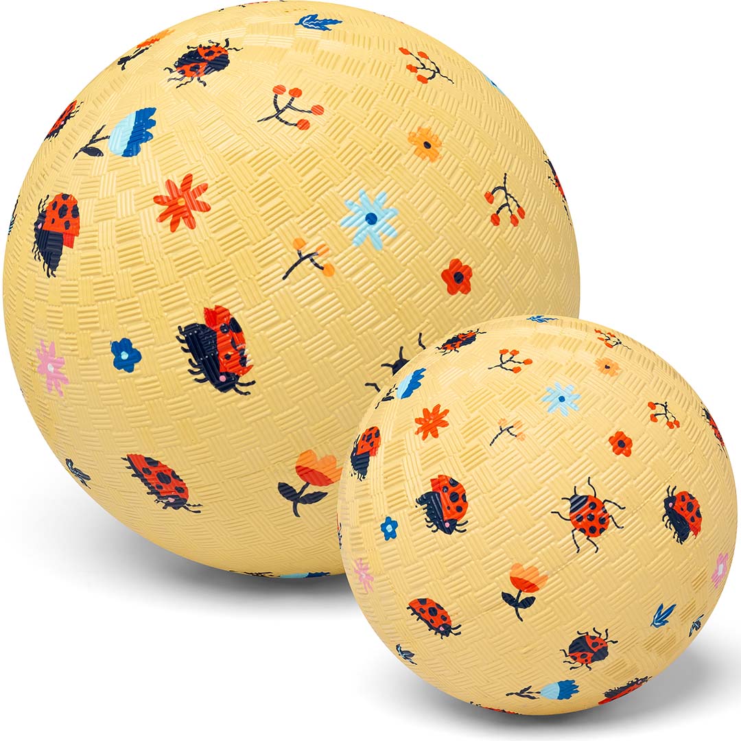 Twee little l speelballen met lieveheersbeestjes en bloemenpatroon, in verschillende formaten.