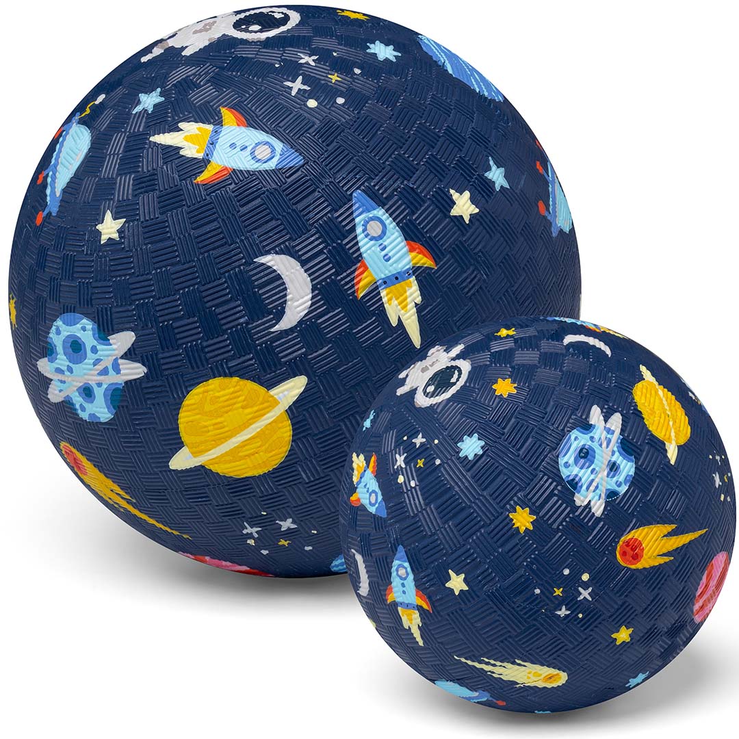 Twee little l blauwe rubberen speelballen met ruimtefiguren, een grote en een kleine.