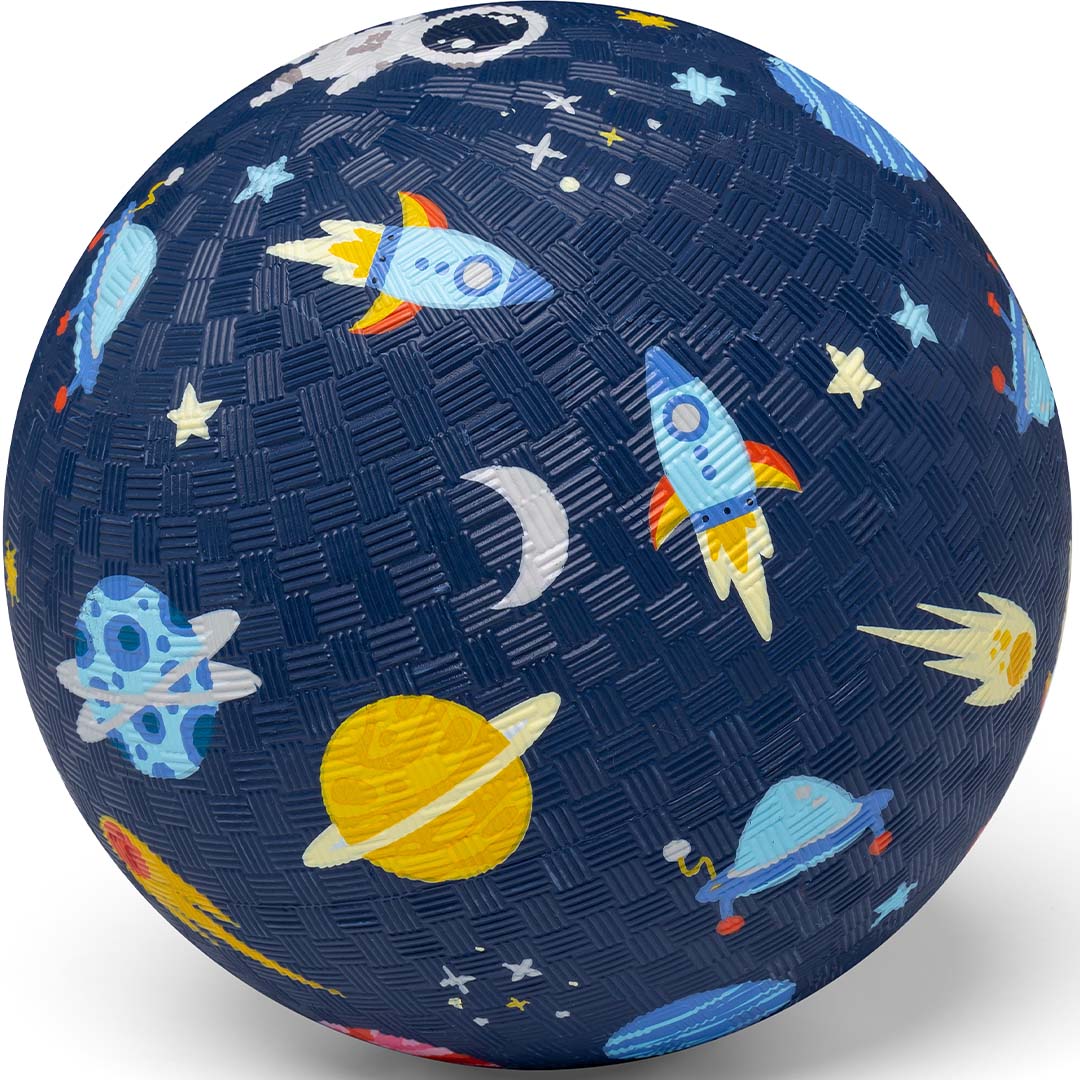 little l speelbal met ruimte-thema, met raketten, planeten en sterren op een donkerblauwe ondergrond.