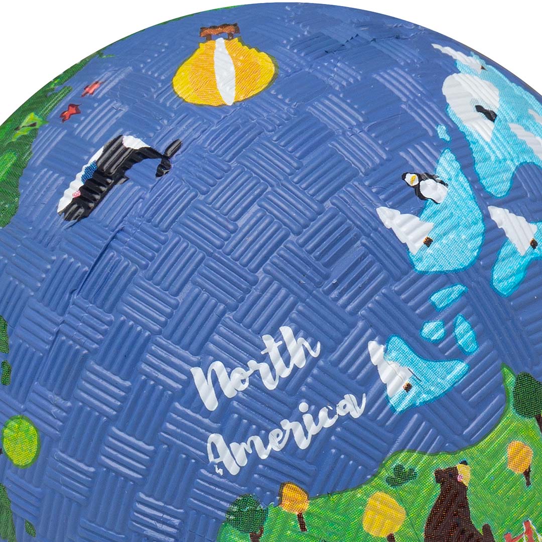 Detail van de little l speelbal met wereldkaart, waarop pinguïns en de tekst 'North America' zichtbaar zijn.