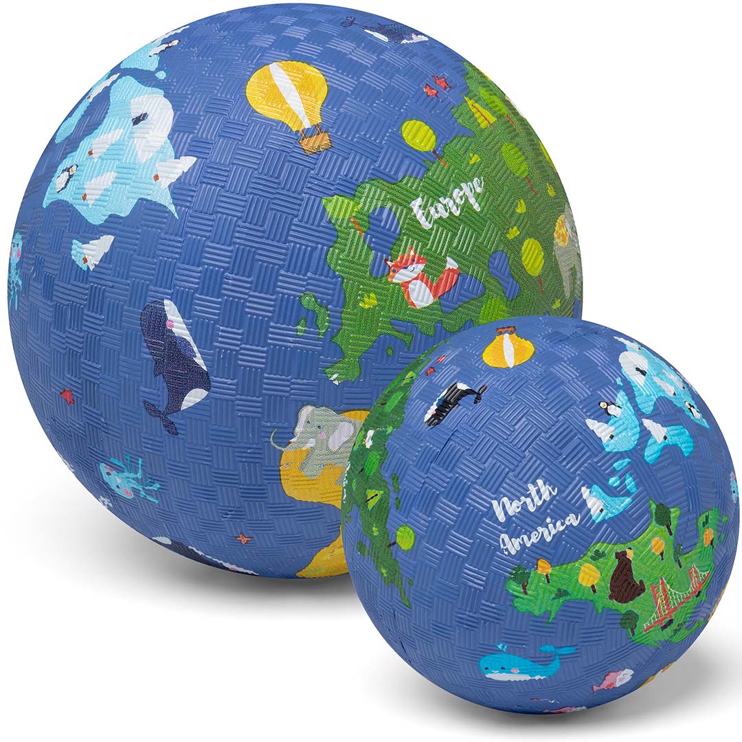 Twee little l rubberen speelballen met wereldkaart en dierenpatroon, een grote en een kleinere.