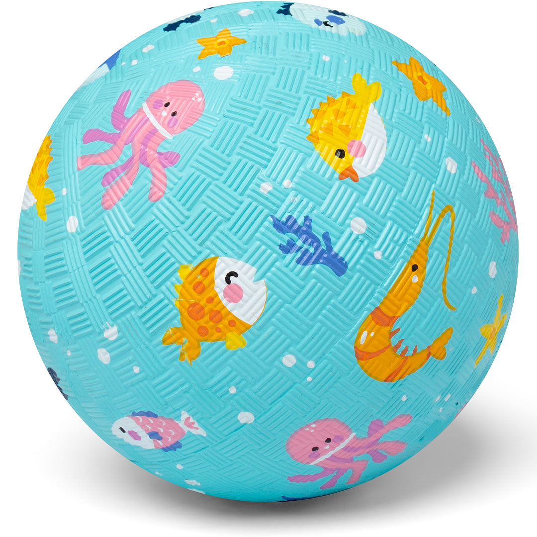 little l speelbal met een blauwe onderwaterprint van vrolijke zeedieren.
