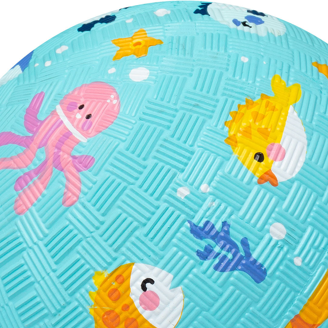 Detail van de blauwe speelbal met een roze octopus en gele vis.