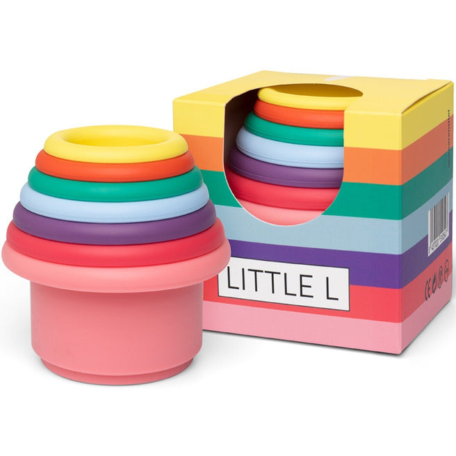 little l siliconen stapeltoren met levendige regenboogkleuren naast de verpakking.