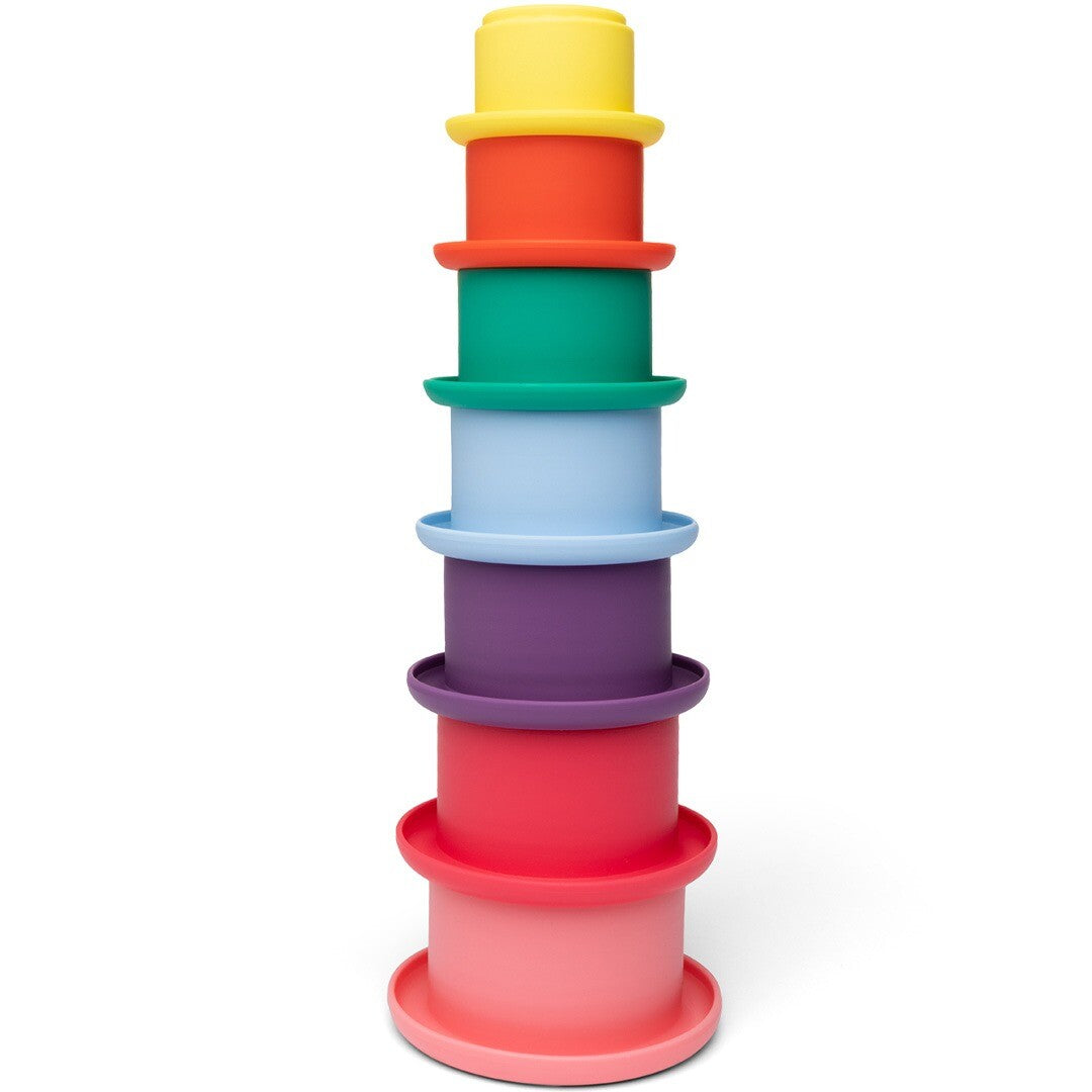 little l siliconen stapeltoren met levendige regenboogkleuren verticaal opgestapeld.