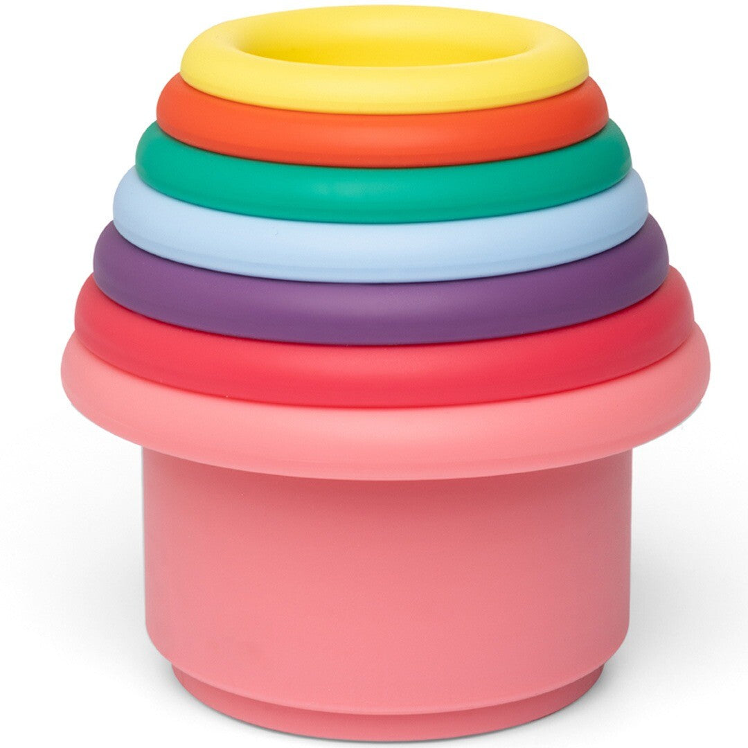 little l siliconen stapeltoren met levendige regenboogkleuren in een piramidevorm gestapeld.