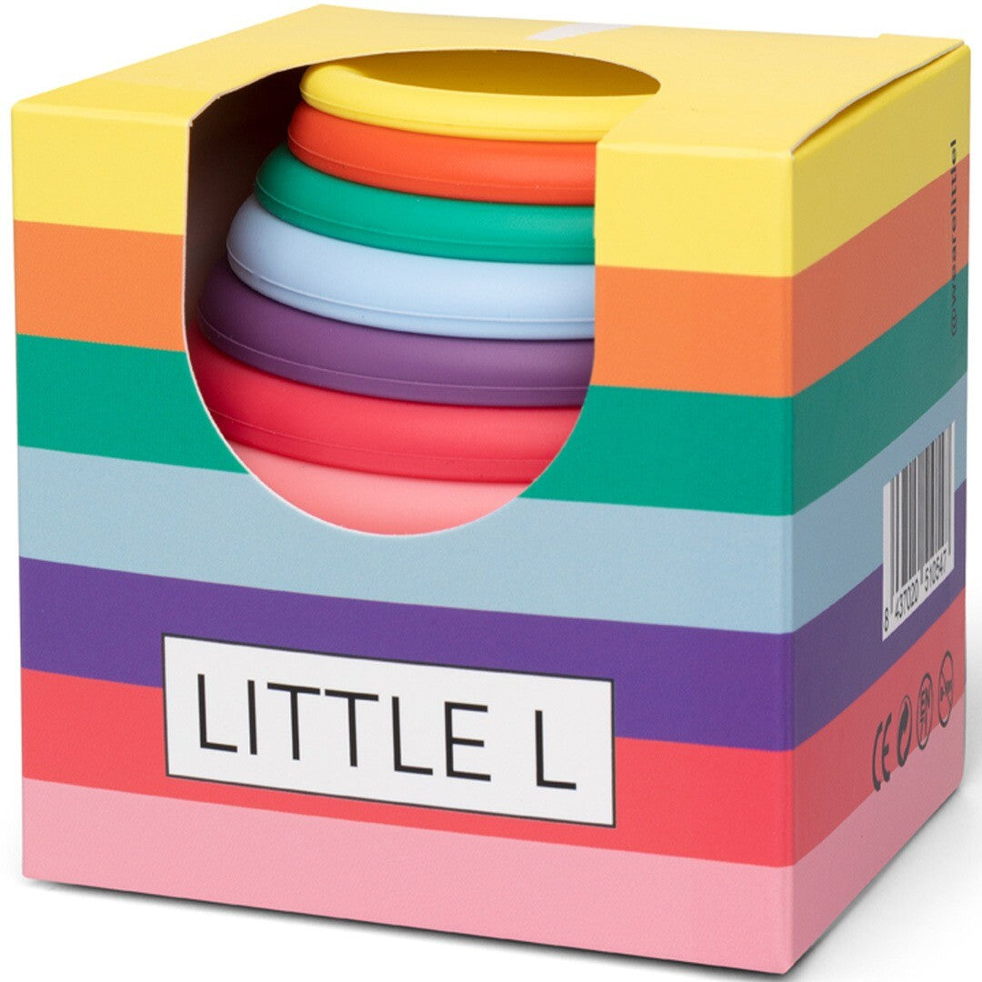 De regenboogkleurige verpakking van de little l siliconen stapeltoren met zicht op de gestapelde ringen.