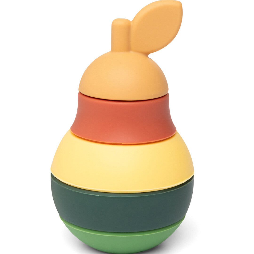 little l babyspeelgoed stapeltoren in de vorm van een peer, opgebouwd uit gekleurde siliconen ringen.
