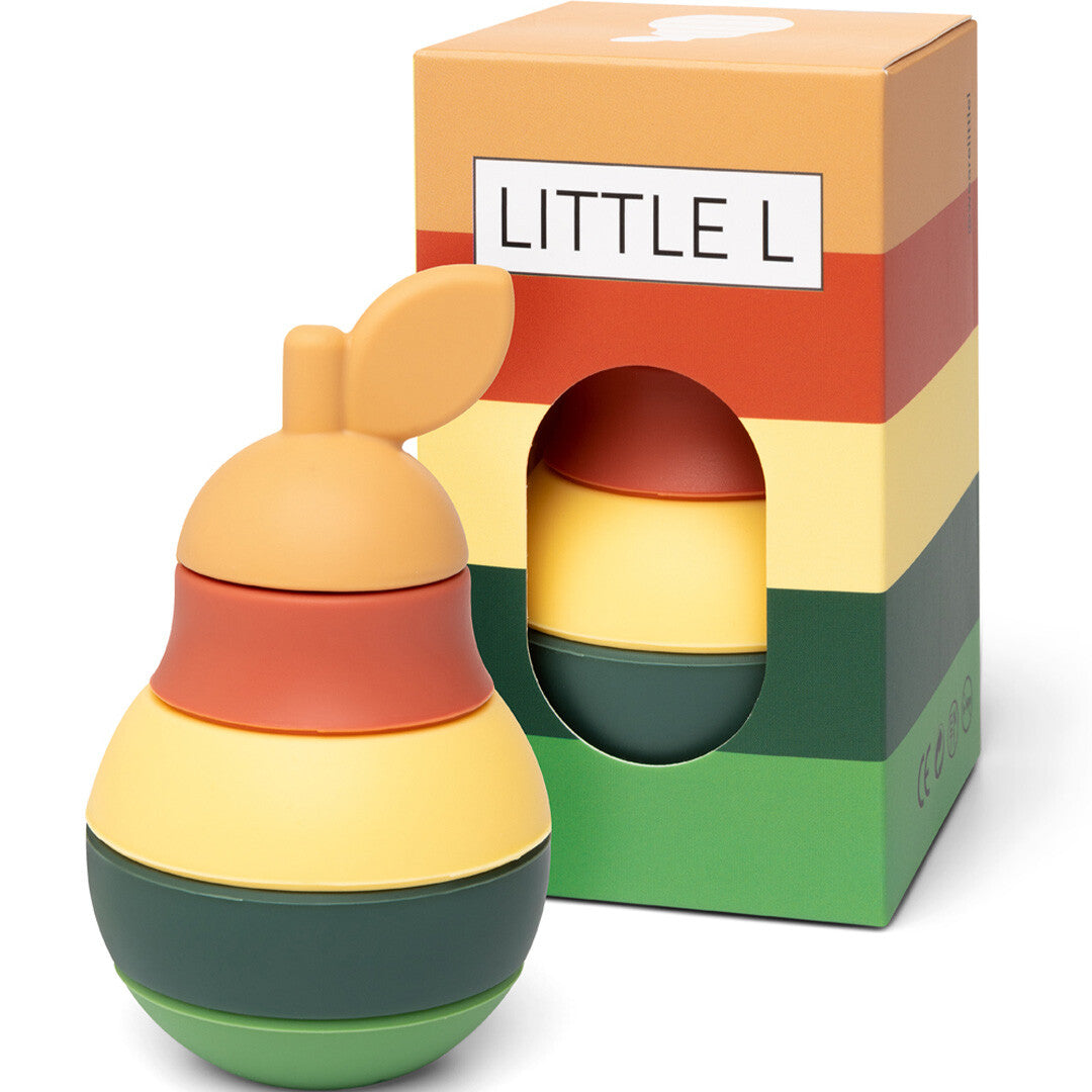 little l babyspeelgoed stapeltoren in de vorm van een peer, naast de gestreepte productverpakking.