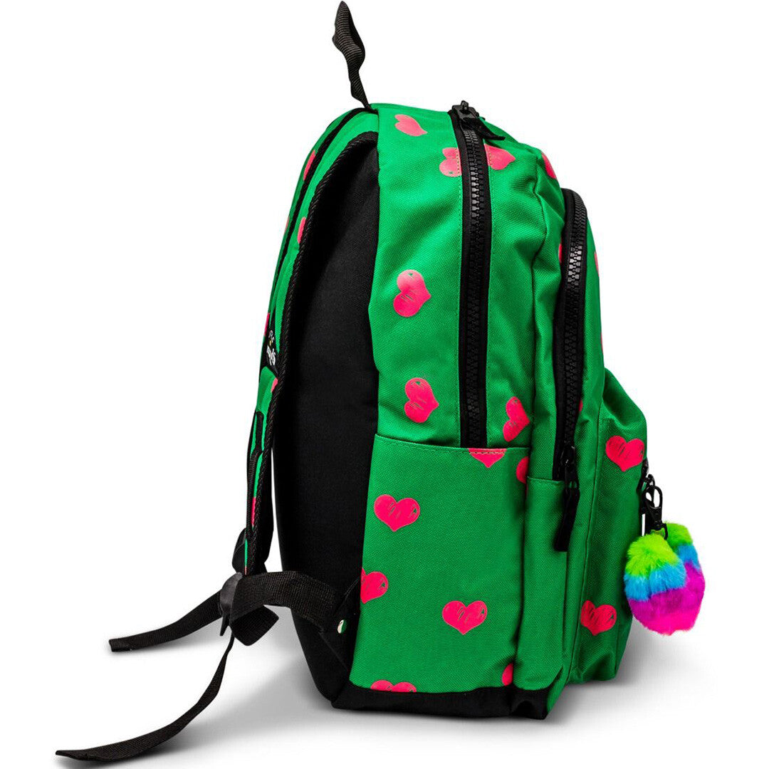 Zijaanzicht van de little legends groene kinderrugzak met roze harten en een kleurrijke pompom sleutelhanger.