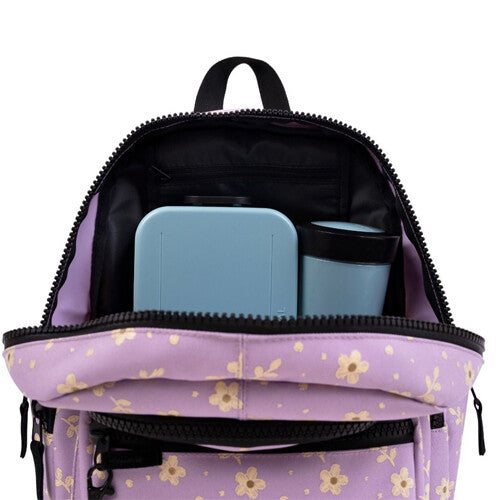 Binnenkant van de kinderrugzak met lila bloemenpatroon, gevuld met een lunchbox en thermosfles.