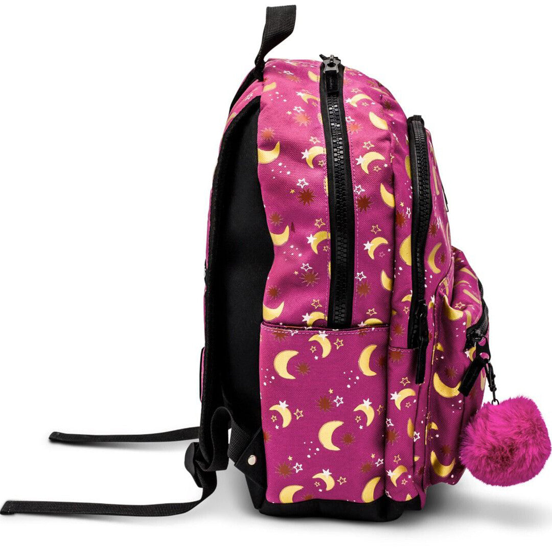 Zijaanzicht van de roze kinderrugzak met maan- en sterrenpatroon en een roze pompom.