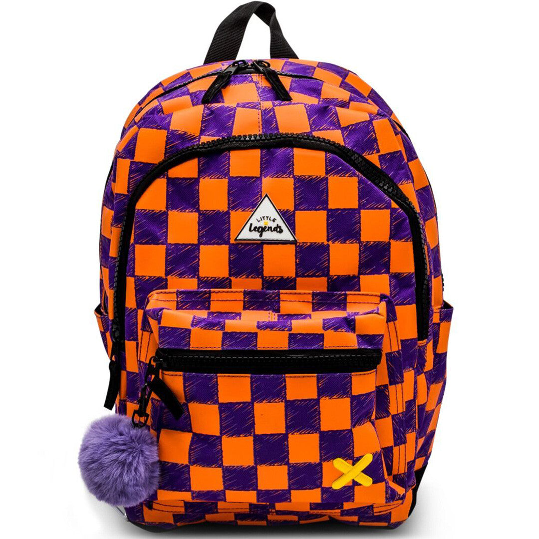 Little Legends kinderrugzak met oranje en paars checkerboard patroon en paarse pompom, vooraanzicht.