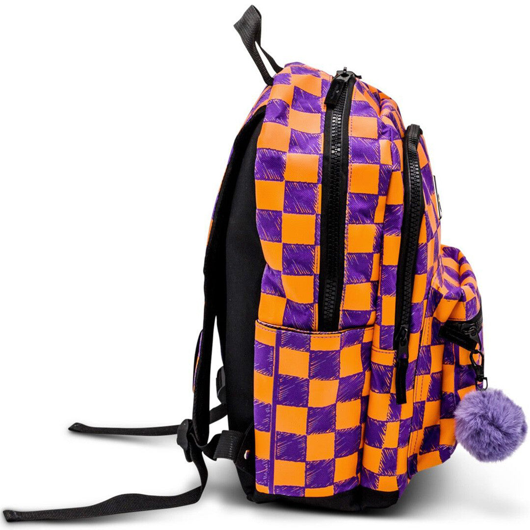 Little Legends kinderrugzak met oranje en paars checkerboard patroon, zijaanzicht met paarse pompom.