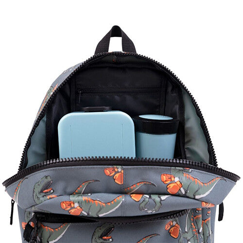Bovenkant van de open schoolrugzak met dino boxing print, met een lunchbox en thermosfles in het hoofdvak.