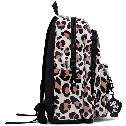 Rechter zijkant van de little legends schoolrugzak met leopard print.
