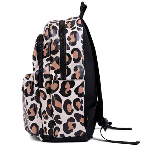 Linker zijkant van de little legends schoolrugzak met leopard print.