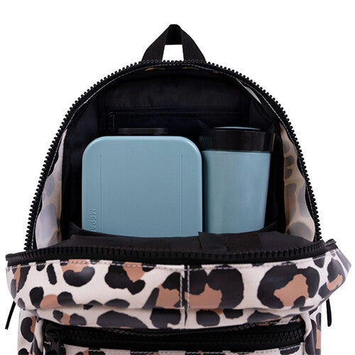 Bovenaanzicht van de open little legends schoolrugzak met leopard print, met een lunchbox en drinkfles erin.