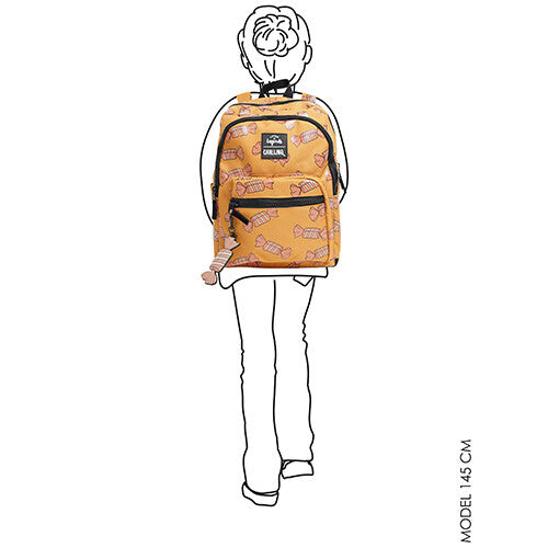 Illustratie van een kind van 145 cm met een little legends schoolrugzak op de rug, voor schaal.