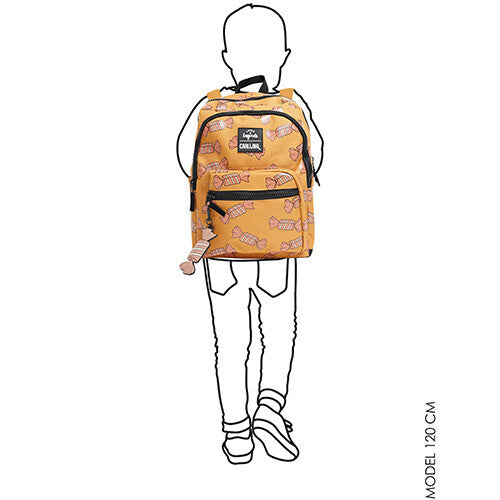 Illustratie van een kind van 120 cm met een little legends schoolrugzak op de rug, voor schaal.