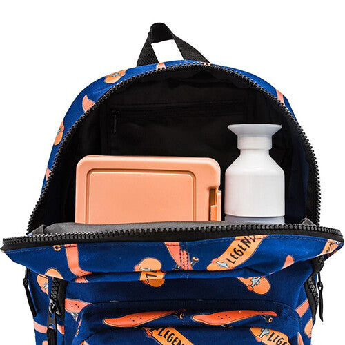 De open Little Legends schoolrugzak met skateboardpatroon toont een lunchbox en een drinkfles binnenin.