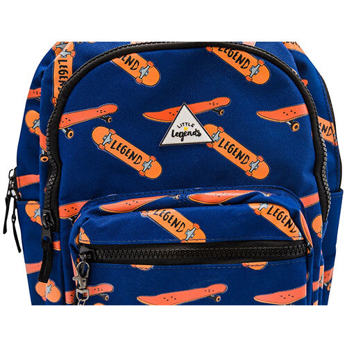 Detail van de voorkant van de Little Legends schoolrugzak met skateboardpatroon en merklogo.