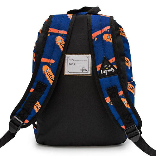 De achterkant van de Little Legends schoolrugzak met skateboardpatroon en een naamlabel.